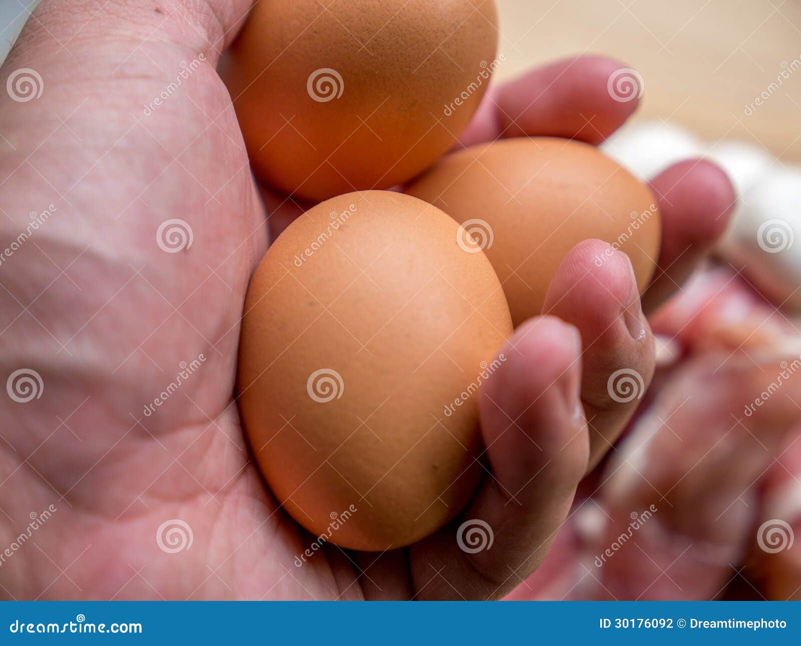 Включи 3 яйца. Три яйца. Три яичка в ладони. Три яйца фото. Три яйца на фоне.