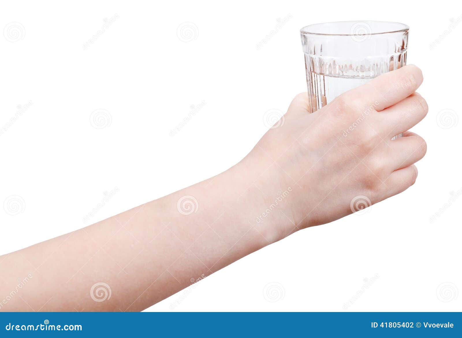 Стакан воды в руке