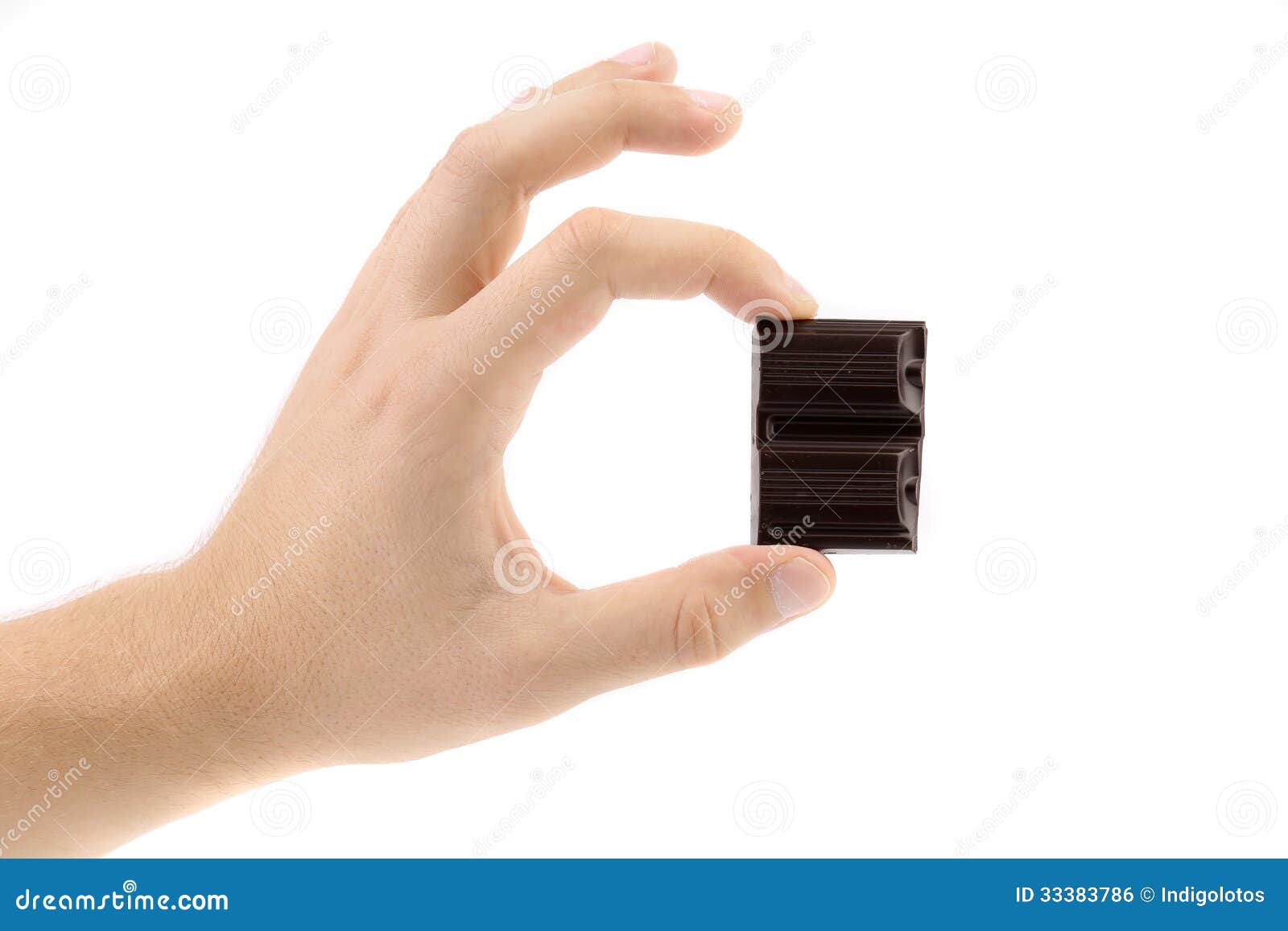 Дядя тянет руку в руке шоколадка