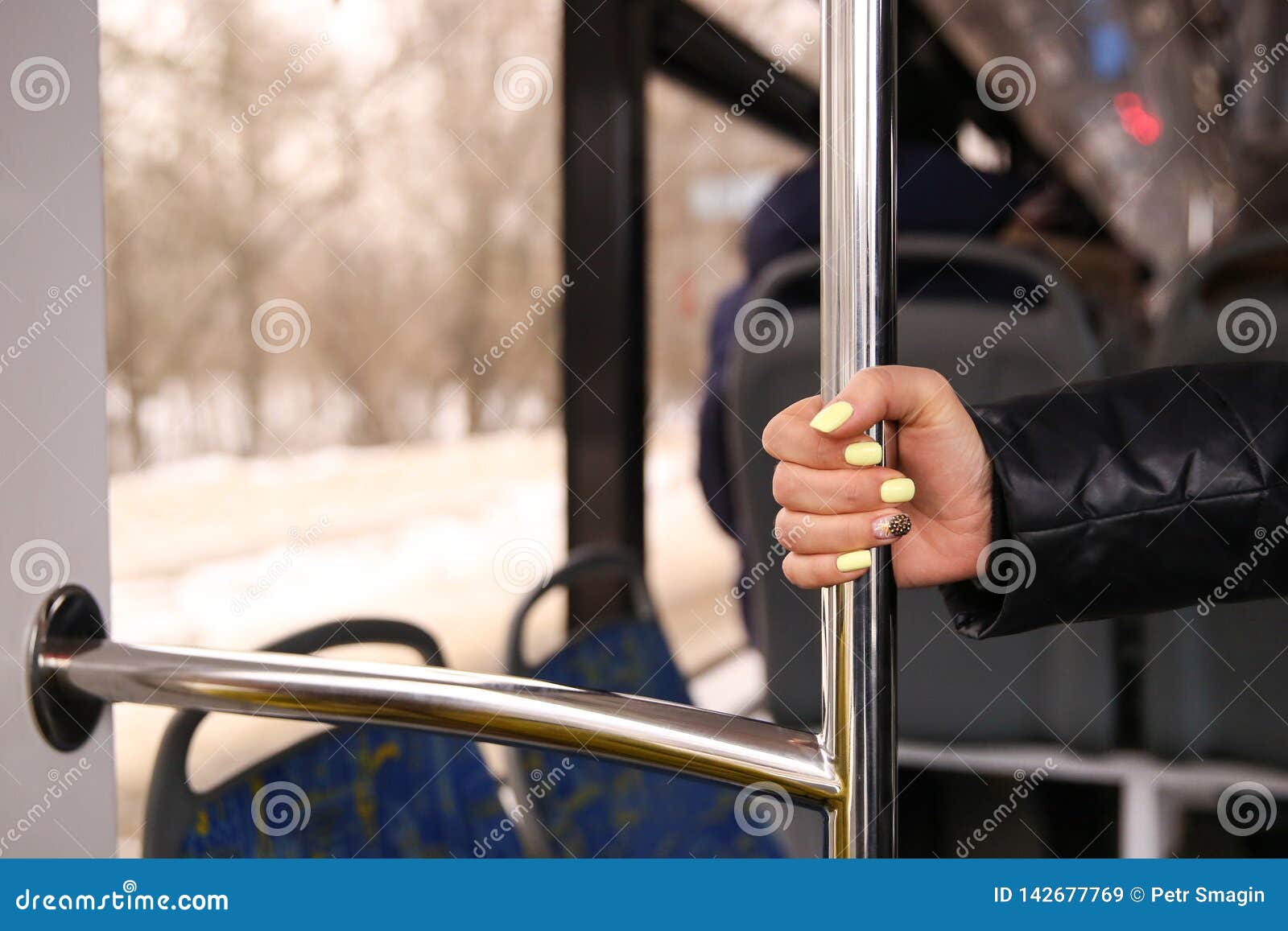как поднять ручку в автобусе