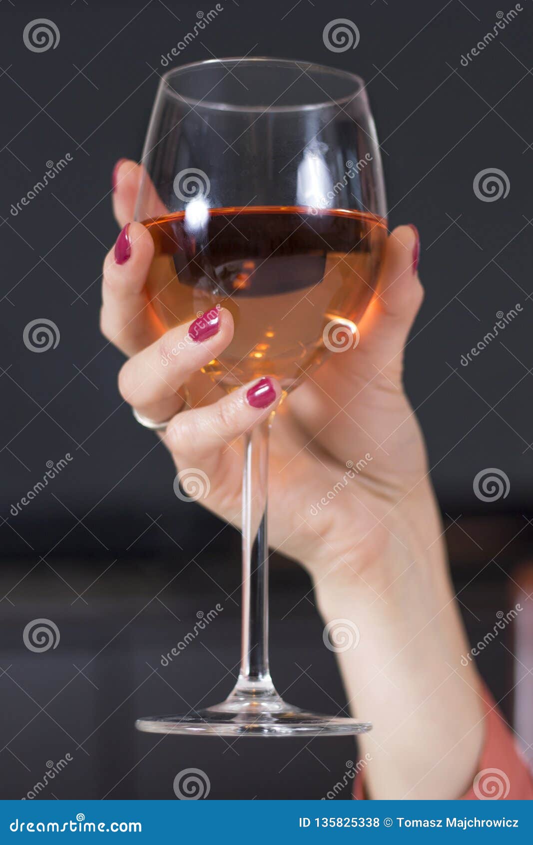 Рука женщины с красными ногтями и обручальным кольцом на ее пальце держит  бокал вина Стоковое Фото - изображение насчитывающей повреждение, альбомов:  135825338