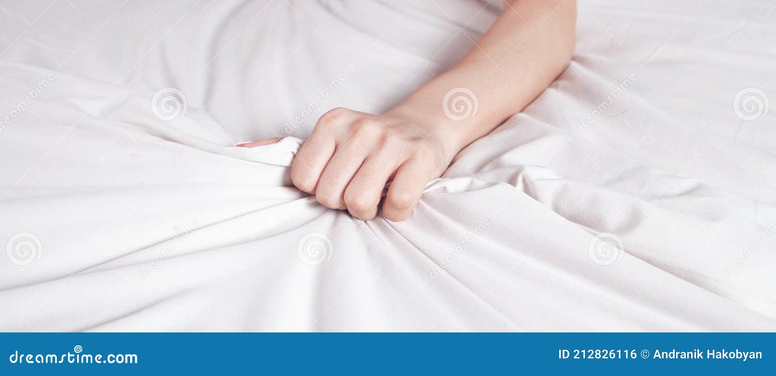Рука женщин тянет белых листов. Любовь. Секс. Оргазм. Стоковое Фото - изображение насчитывающей женщина, бело: 212826116