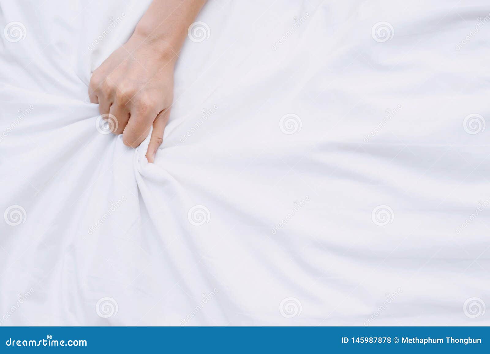 Рука молодой интимности секса любовника пар вытягивая белые листы в экстазе  Стоковое Фото - изображение насчитывающей активизма, людск: 145987878