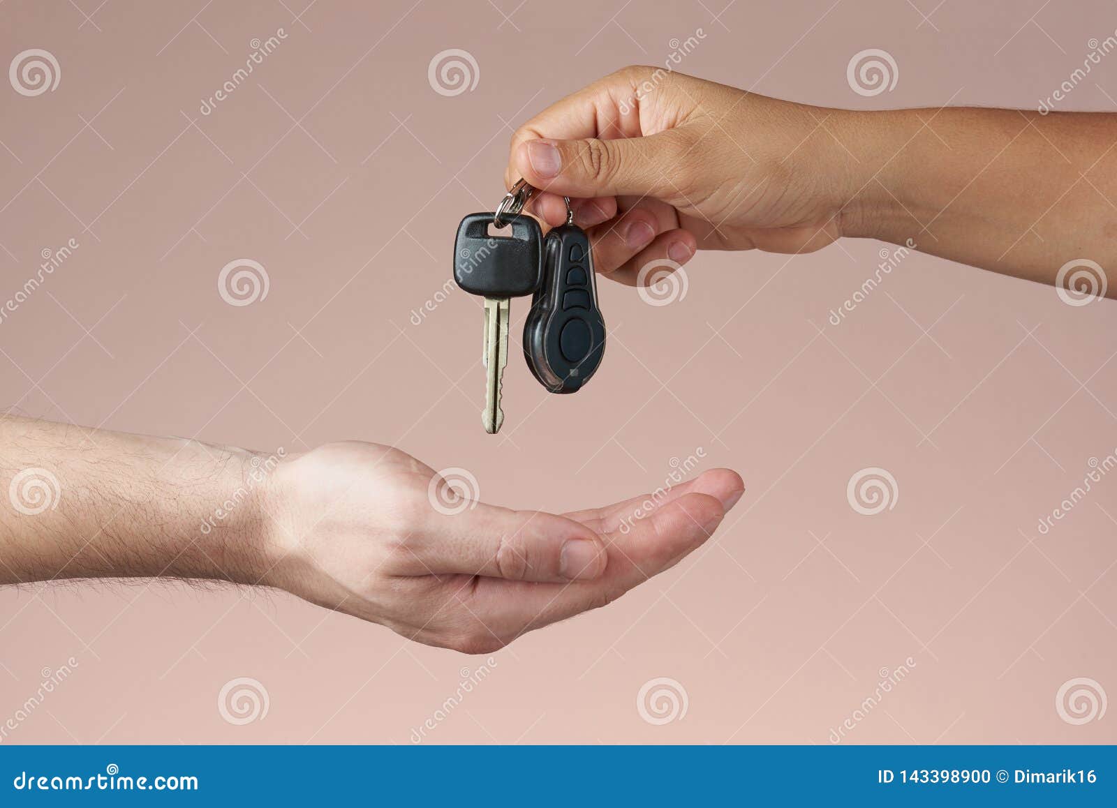 После получения руки. Ключи от машины в руке. Протянутая рука с ключами от машины. Ключ в руке. Рука с ключами от авто.