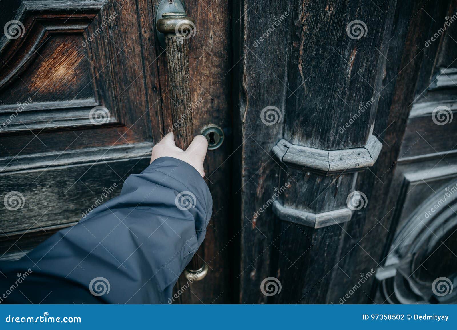 Мужская рука открывает дверь. Рука на двери. Открывает дверь от первого лица. Рука приоткрывает дверь.