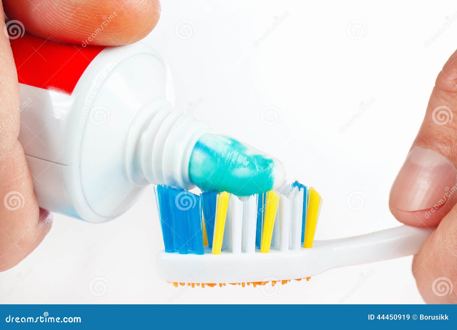 Можно чистить зубы в рамадан зубной пастой. Зубная паста и щетка. Аппарат для чистки зубов. Зубная щетка в руке. Зубная паста kan.