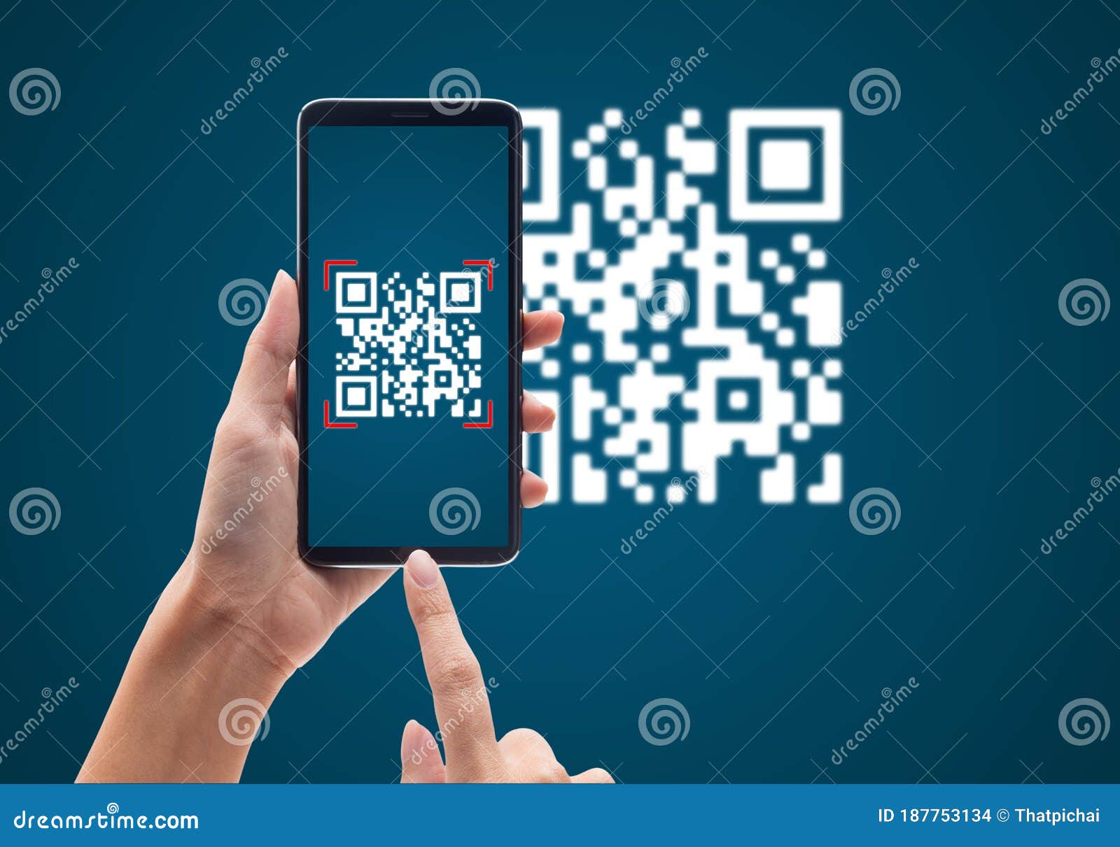 Рука с помощью мобильного телефона, умный код Qr сканирования на синем  фоне. Стоковое Фото - изображение насчитывающей удерживание, дело: 187753134