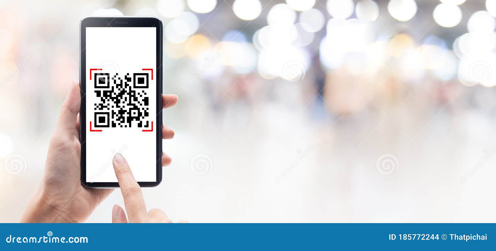 Рука с помощью мобильного телефона, умный код Qr сканирования на фоне  знамени торгового центра. Стоковое Фото - изображение насчитывающей  рукоплескания, панорамно: 185772244