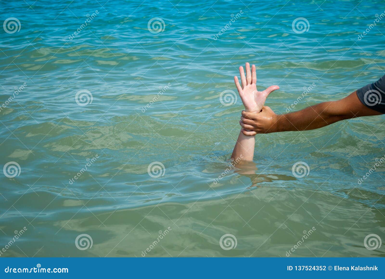 Запрещено спасать людей. Запрещено спасать людей. В китае запрещено спасать тонущего человека. В китае запрещено спасать тонущего. Почему в китае запрещено спасать тонущего человека.