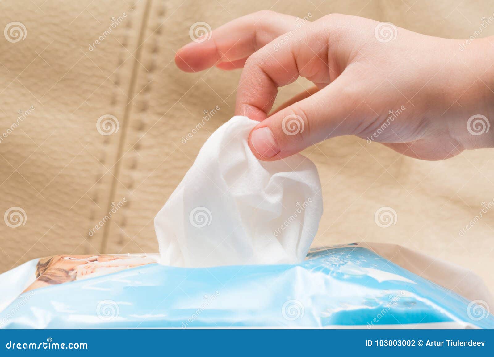Попросила принести полотенце. Рука с салфеткой. Ребенок вытирает руки салфетками. Мокрая салфетка. Влажная салфетка (руки).
