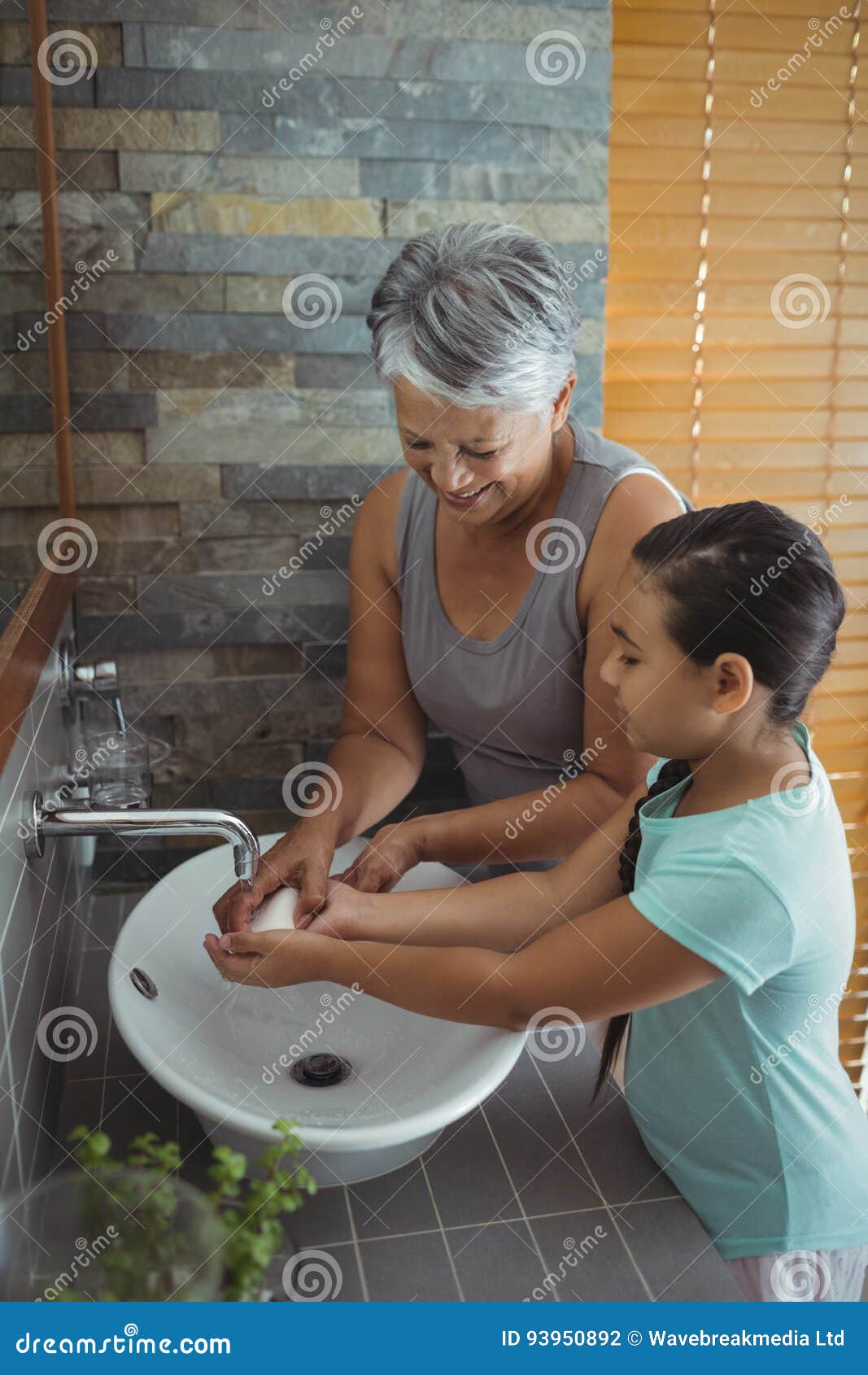 Женщина моет в ванне старуху