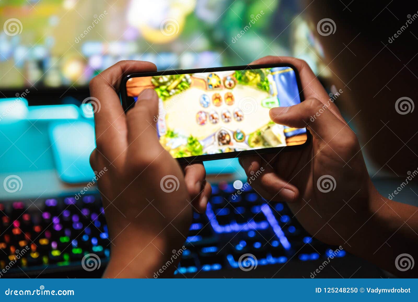 Руки видеоигр мальчика 16-18 Gamer играя на Smartphone и C Стоковое Фото -  изображение насчитывающей интернет, мужчина: 125248250