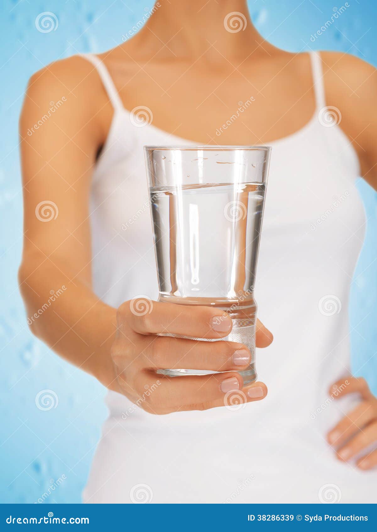 Стакан воды в руке
