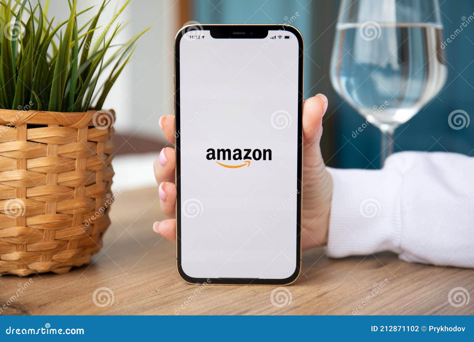 женщина руки держа Iphone 12 Pro Max Gold с Amazon Редакционное Фотография  - изображение насчитывающей деньги, дисплей: 212871102