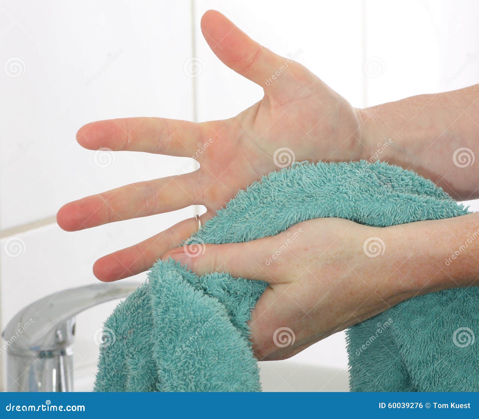 Рук 15 минут с. Вытирание рук полотенцем. Полотенце для вытерание рук. Полотенце для рук медперсонала. Вытирать руки детские.