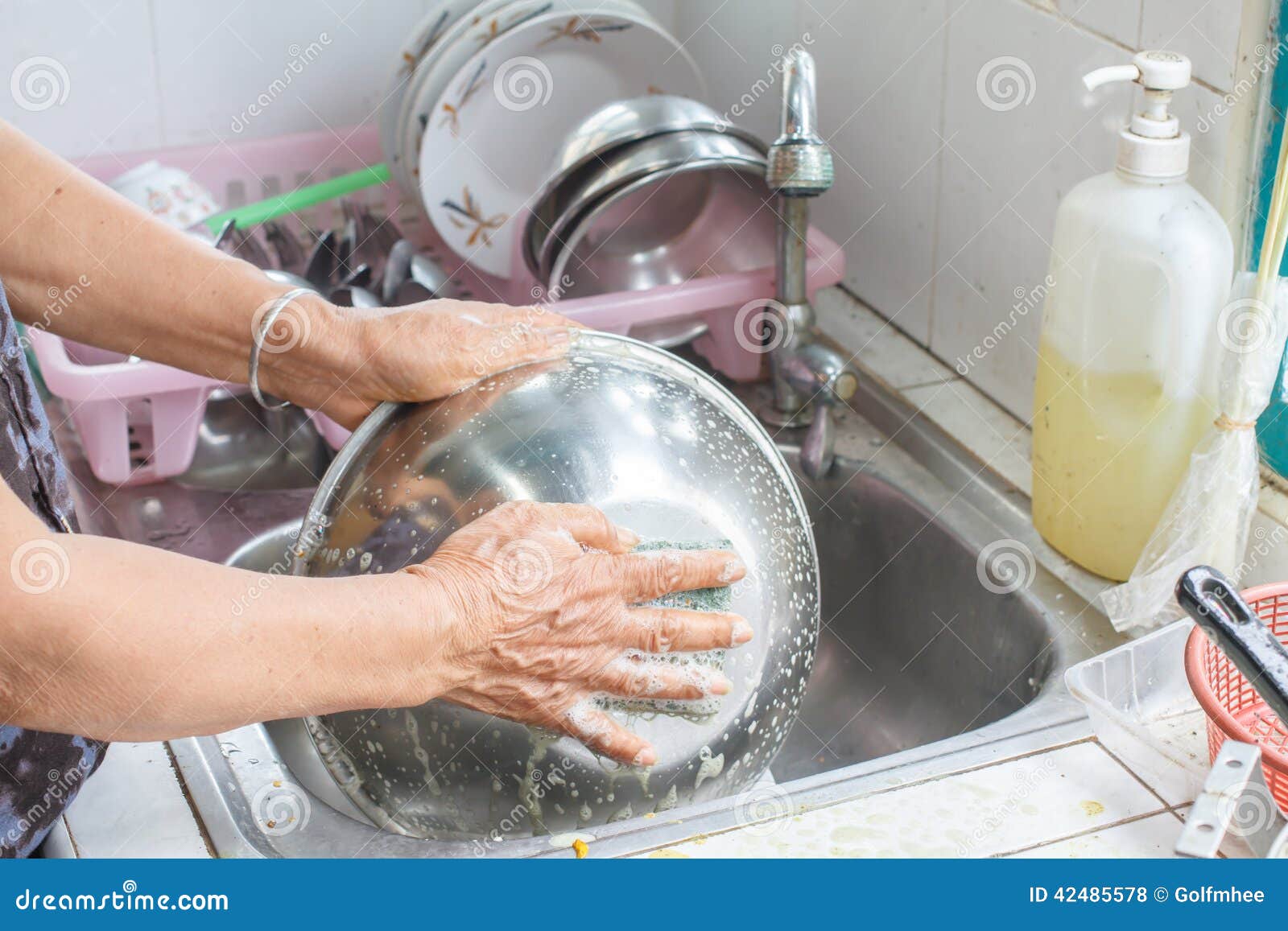 Мыть чужую посуду во сне. Руки моют посуду. Моем посуду руками. Тарелка помытая в руке. Мыть посуду во сне.
