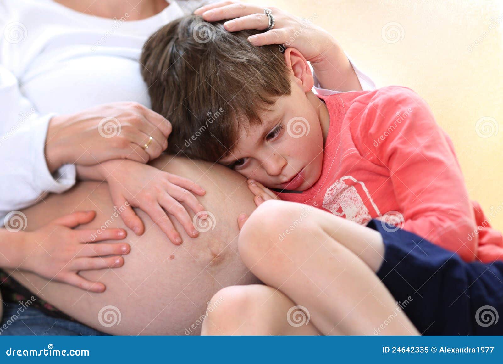 Потрогал киску мамы. Потрогать детский животик. Мальчик обнимать мальчика живот. Мальчик трогает живот мальчика.