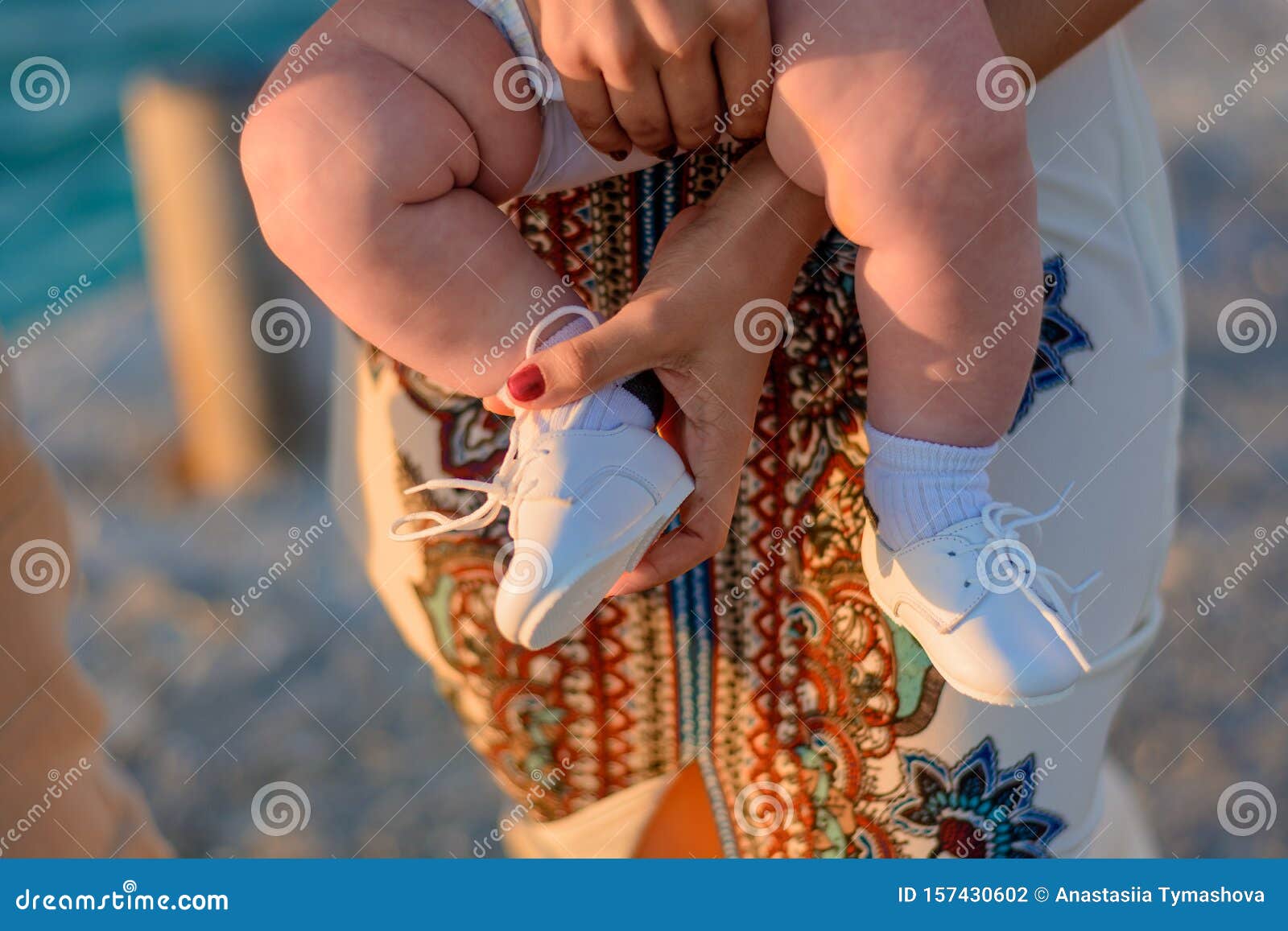Руки маминых и детских ног в кроссовках Стоковое Фото - изображение насчитывающей мало, напольно: 157430602