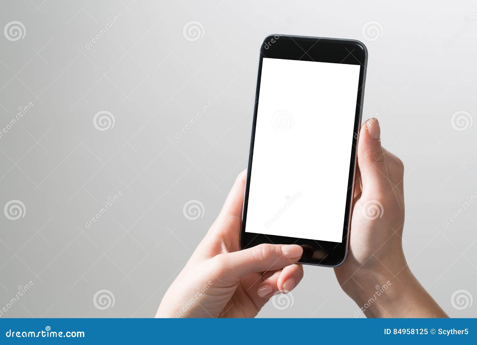 рука держит смартфон. рука держит смартфон. смартфон в женской руке. экран айфона в руке. телефон в руке экраном вверх.