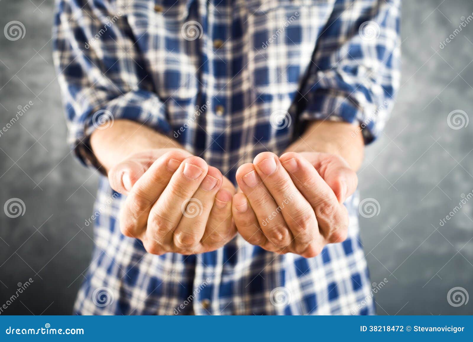 Руки мужчина открыты. Руки сложенные в просьбе. Мужские руки сложены. Открытые мужские руки. Мужские руки сложенные ковшиком.