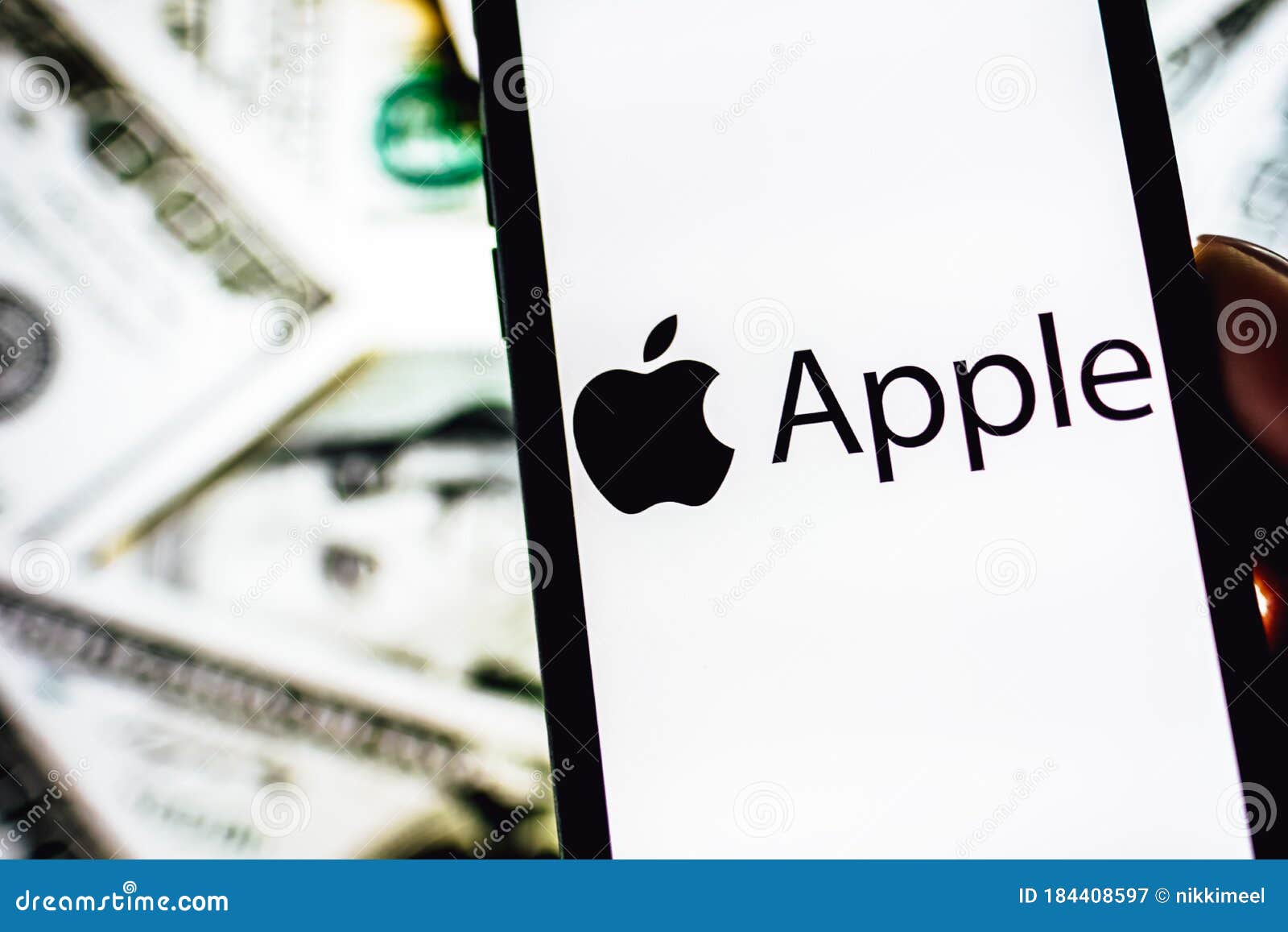Руки на Iphone X с логотипом компании Apple на экране. Редакционное  Фотография - изображение насчитывающей евро, финансовохозяйственно:  184408597