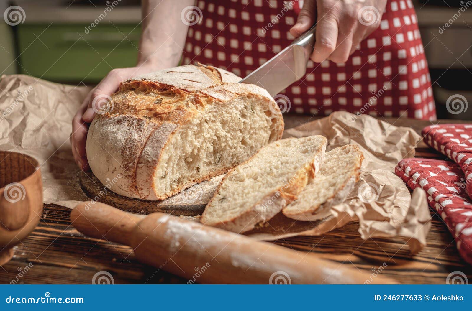порезаная рука руки, порезанные ножом, домашний натуральный свежий хлеб с золотой коркой  на деревянном фоне. пекарня Стоковое Изображение - изображение  насчитывающей свеже, хец: 246277633