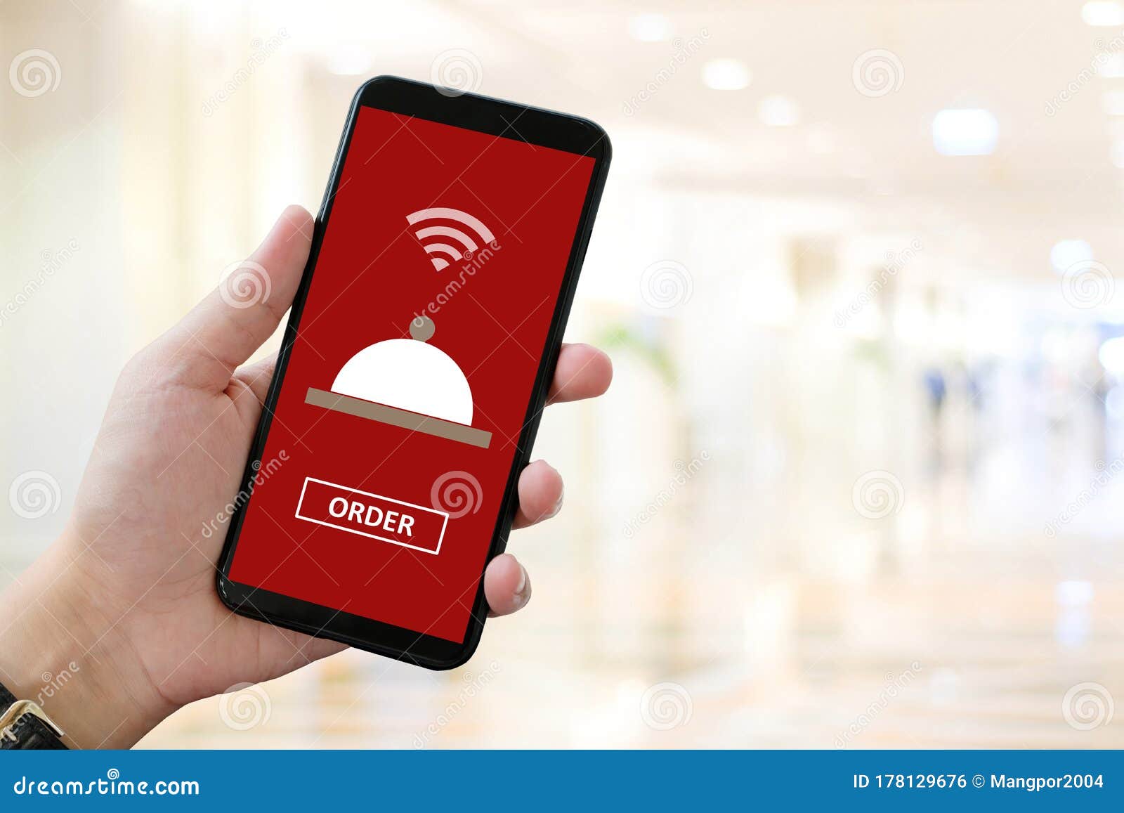 Руки работника, доставляющего покупки на дом еду еда в интернете Ordering  приложением для смартфонов мобильных телефонов на устрой Стоковое Фото -  изображение насчитывающей соединение, ресторан: 178129676