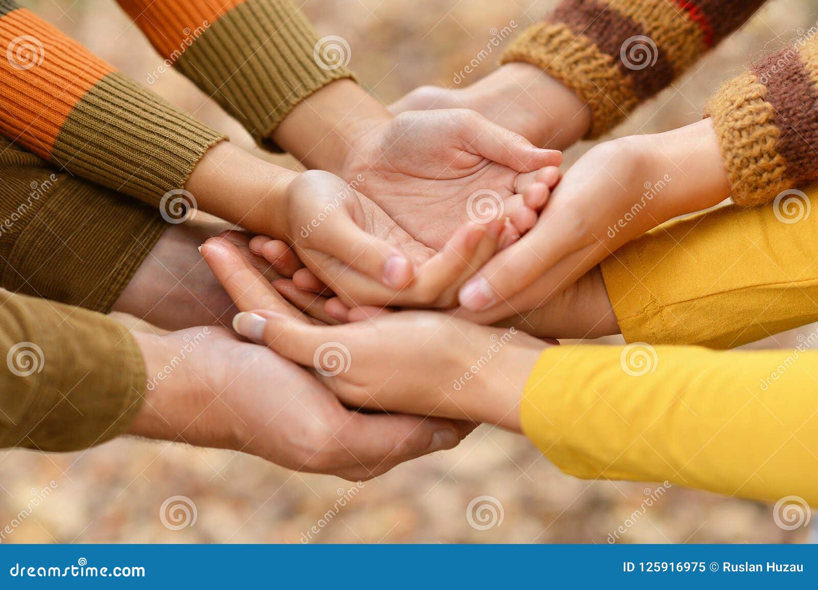 Handed family. Семья руки вместе. Руки в руках семья. Ладони семьи. Четыре руки вместе семья.