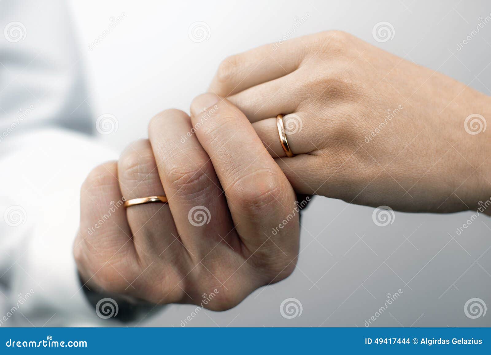 На какой руке носить обручальное кольцо вдове. Обручальные кольца на руках. Две руки с обручальными кольцами. Две руки с обручальными кольцами фото. Картинка гейм овер с обручальными кольцами.