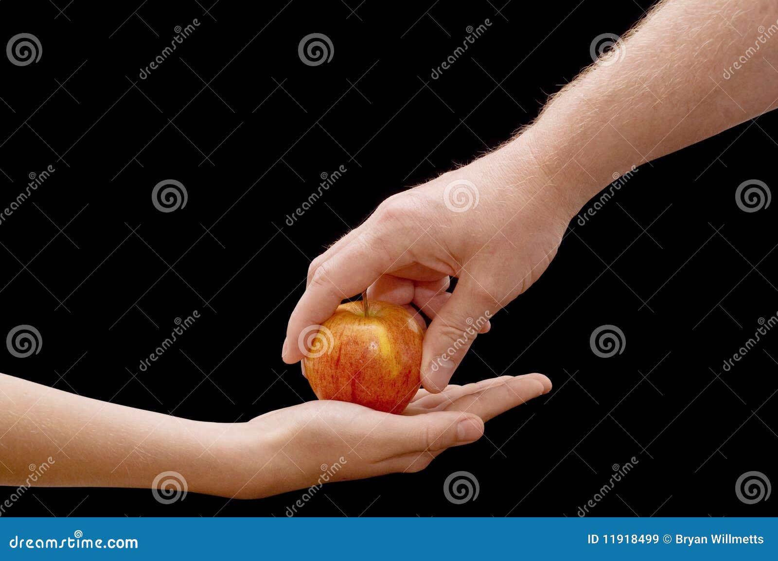 Рука держащая яблоко