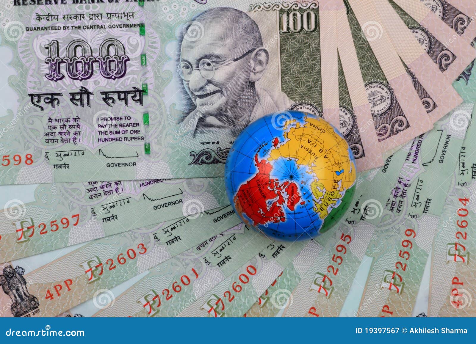 Глобус и валюты. 9000000 Рупий в долларах. Кто расположен на индийской валюте. Глобус и доллары.