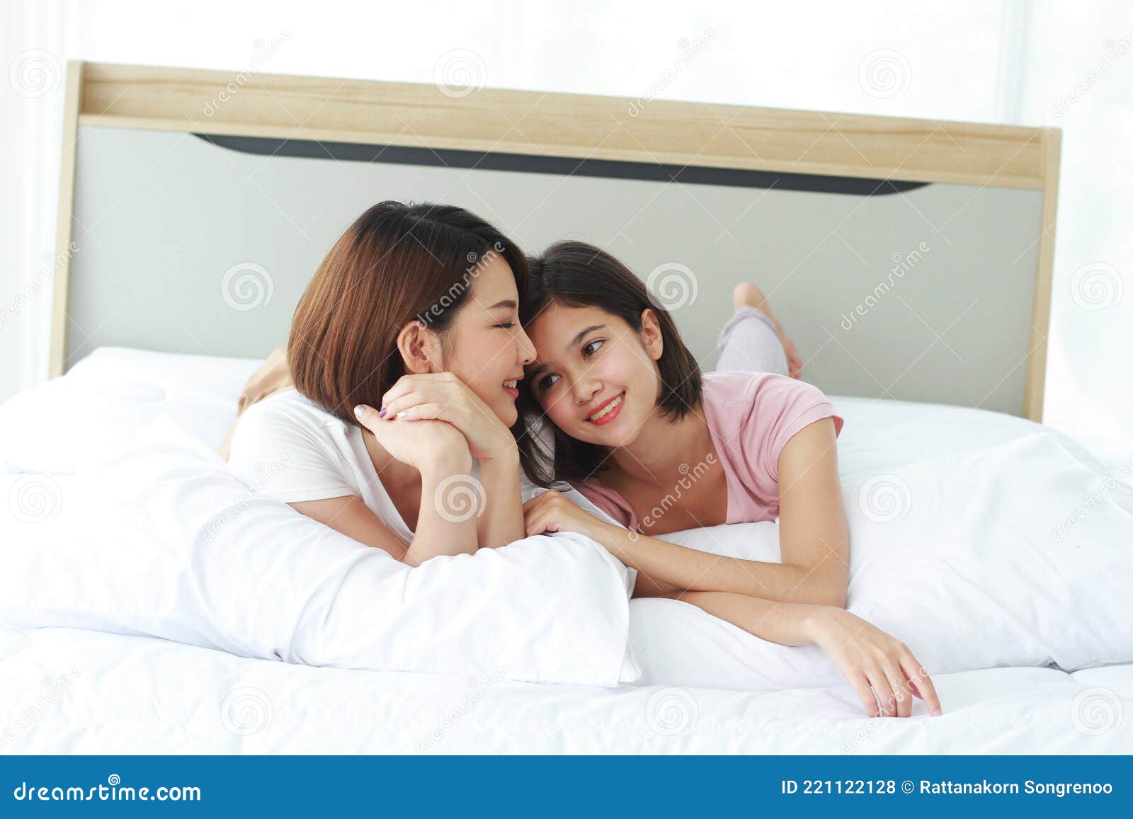 русские молодые сестры милая пара на белой кровати улыбается вместе в  спальне. гомосексуальные женщины или влюбленные лесбиянки. д Стоковое Фото  - изображение насчитывающей легкость, влюбленность: 221122128