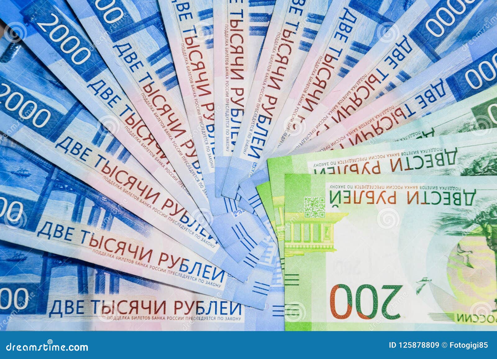 Вон в русских рублях. Money 200 rubles Russia. 200 Рубл. New Banknotes Russia. Слэм 200 рубл,.