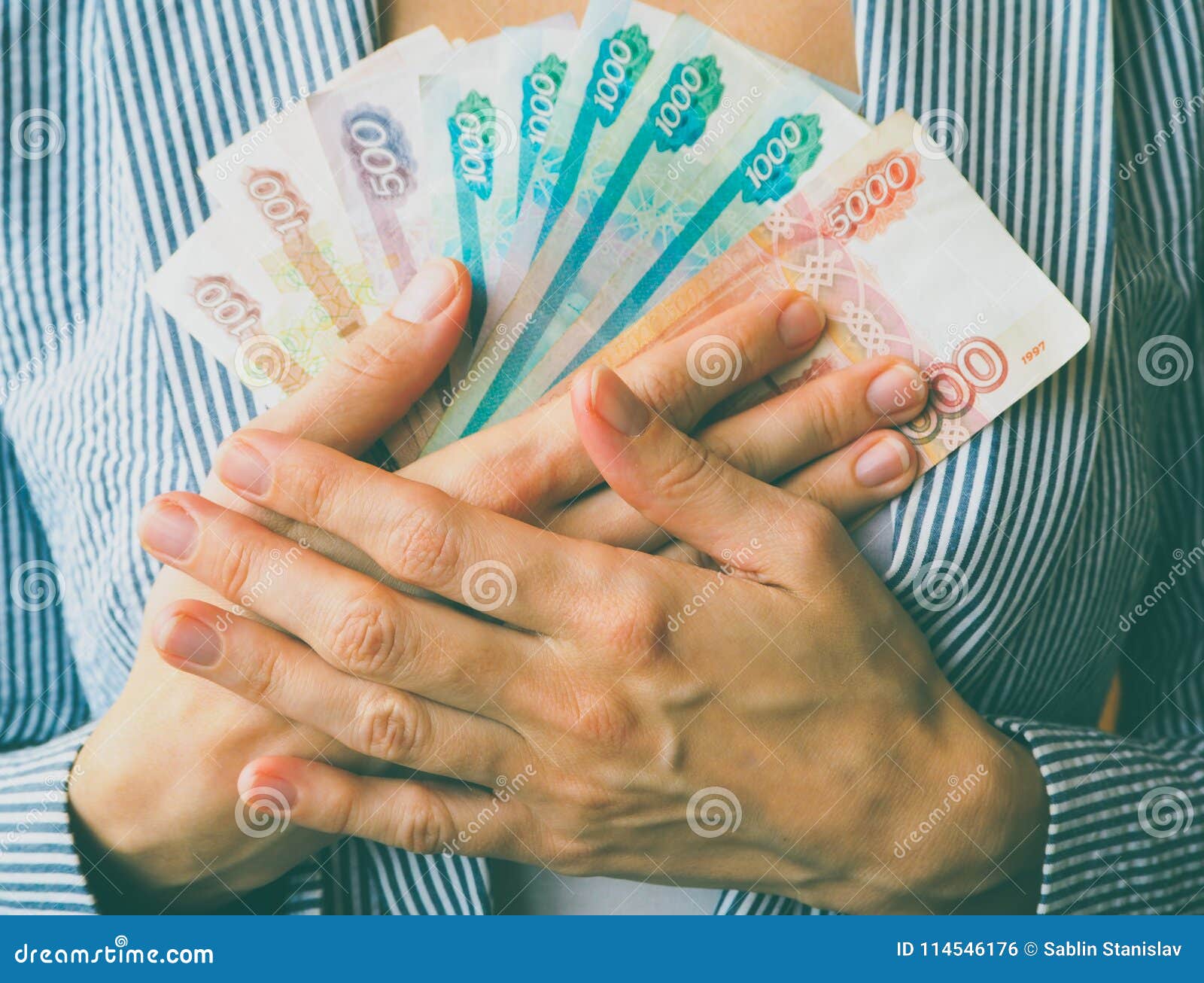 Пенсия 500 рублей. Рубли в руках. Свободные деньги. Заработная плата. Высокая зарплата.