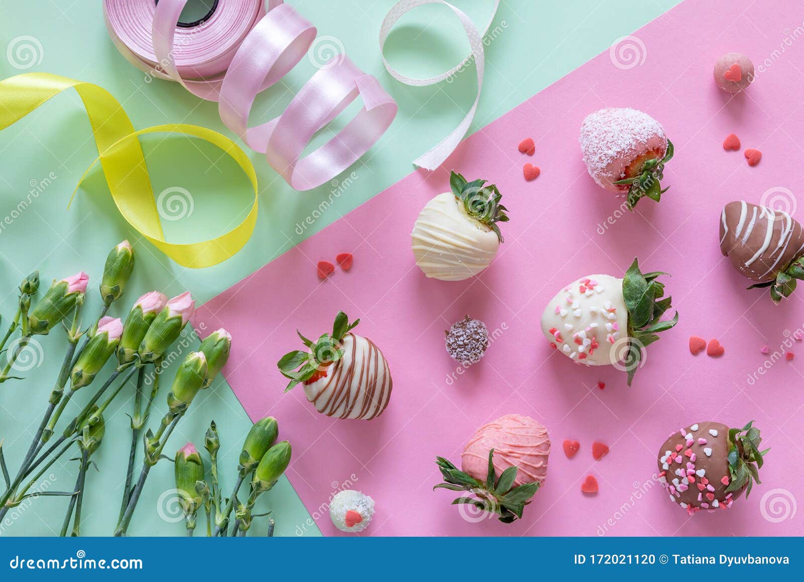 Ручная работа шоколад охватывает цветы и оформление Strawberries окрашенной  фон для приготовления пищи на десерт Стоковое Фото - изображение  насчитывающей здорово, светокопии: 172021120