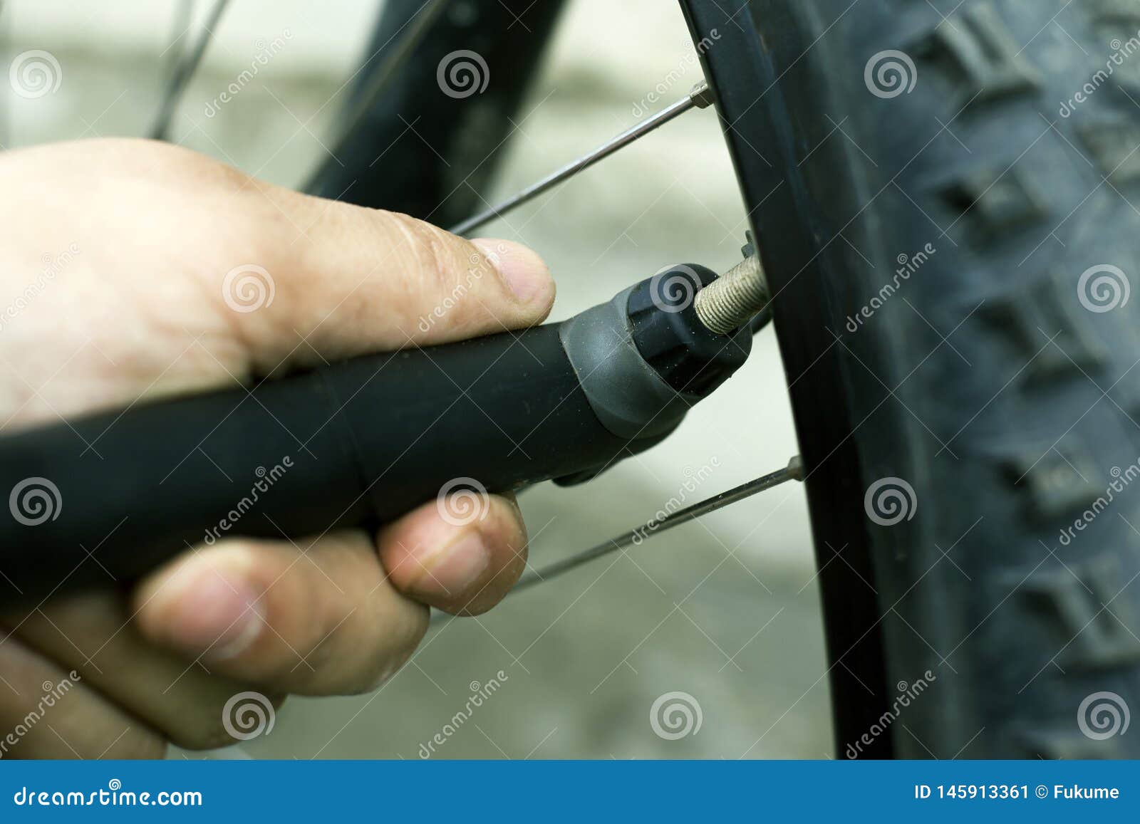 Сдувается колесо велосипеда. Спущенное колесо велосипеда. Сдуваются велосипедные трубки. Постоянно сдувается колесо на велосипеде. Спущенное колесо велосипеда фото.