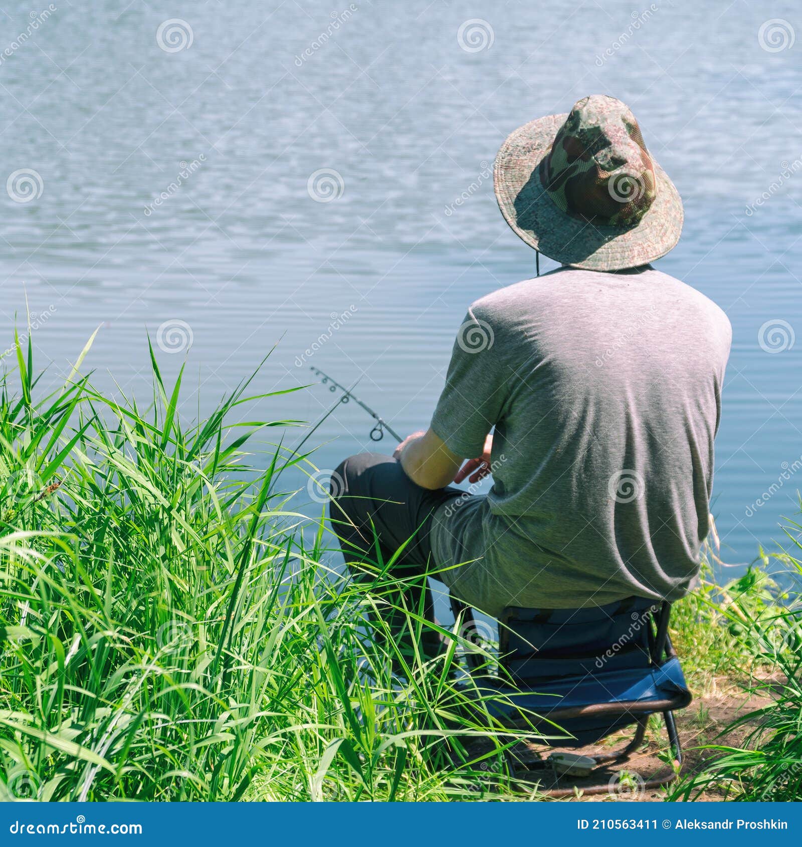 Рыбак в шляпе рыбы на озере или реке леса Стоковое Изображение -  изображение насчитывающей человек, хобби: 210563411