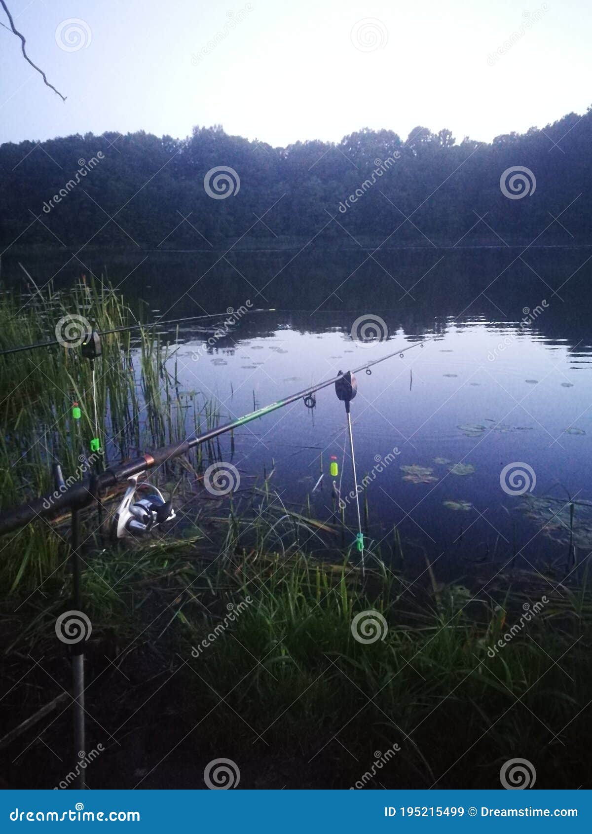 Рыбалка- прекрасное утро стоковое изображение. изображение насчитывающейрека - 195215499