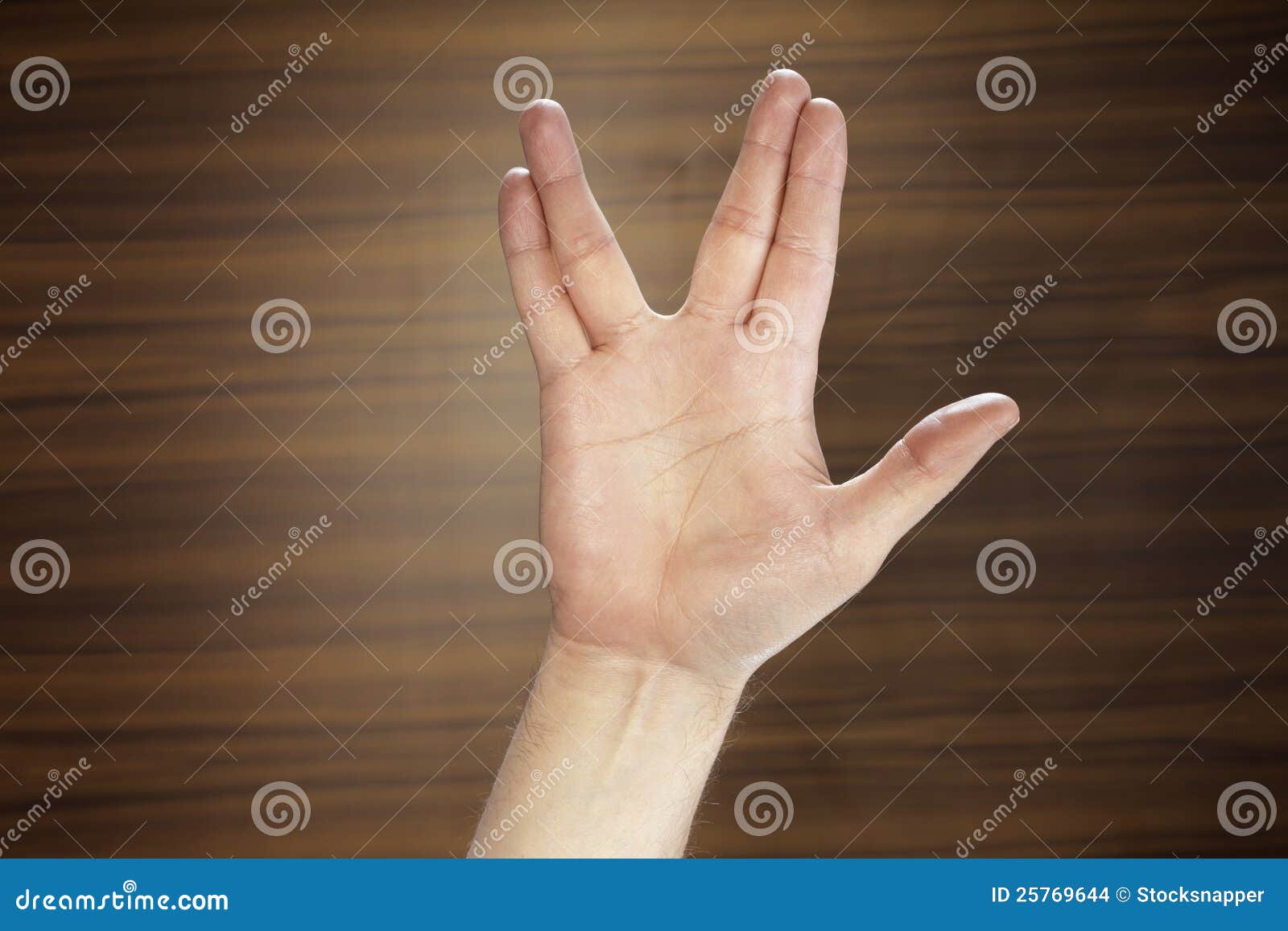 Сколько там пальцев. Пальцы в разные стороны. Средний и безымянный палец. Жест два пальца в сторону. Приветствие пальцами.