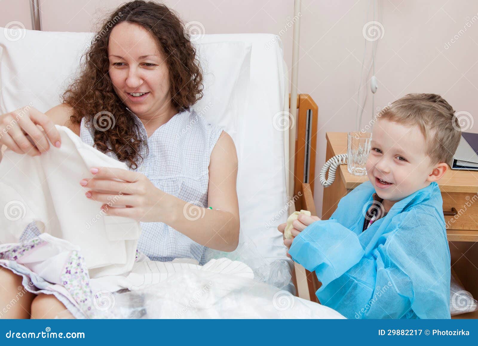 Больница дети с мамочками. Детки лежат в больнице. Почему мама в больнице. Новорождённые девочки в роддоме. Почему мама в больнице.