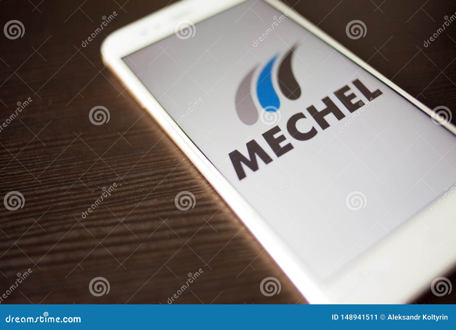 САНКТ-ПЕТЕРБУРГ, РОССИЯ - 14-ОЕ МАЯ 2019: Логотип русской компании Mechel  на экране смартфона Редакционное Фото - изображение насчитывающей цифрово,  дело: 148941511