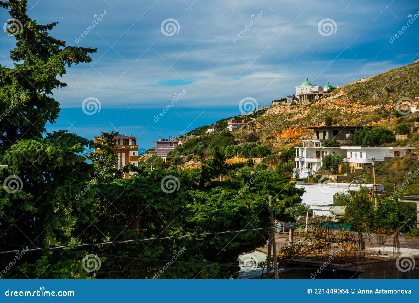 саранда албания : вид с воздуха на саранду - прибрежный курорт в албании Стоковое Фото - изображение насчитывающей пляжа, напольно: 221449064