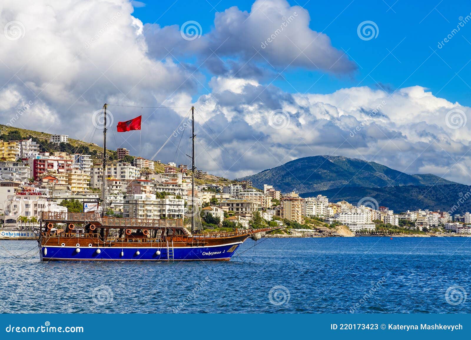саранда албания май 2021 : винтажный мачта деревянный парусный корабль Onhesmus для морских туров в порту саранда албания на задне Редакционное Стоковое Фото - изображение насчитывающей снос, раздувно: 220173423
