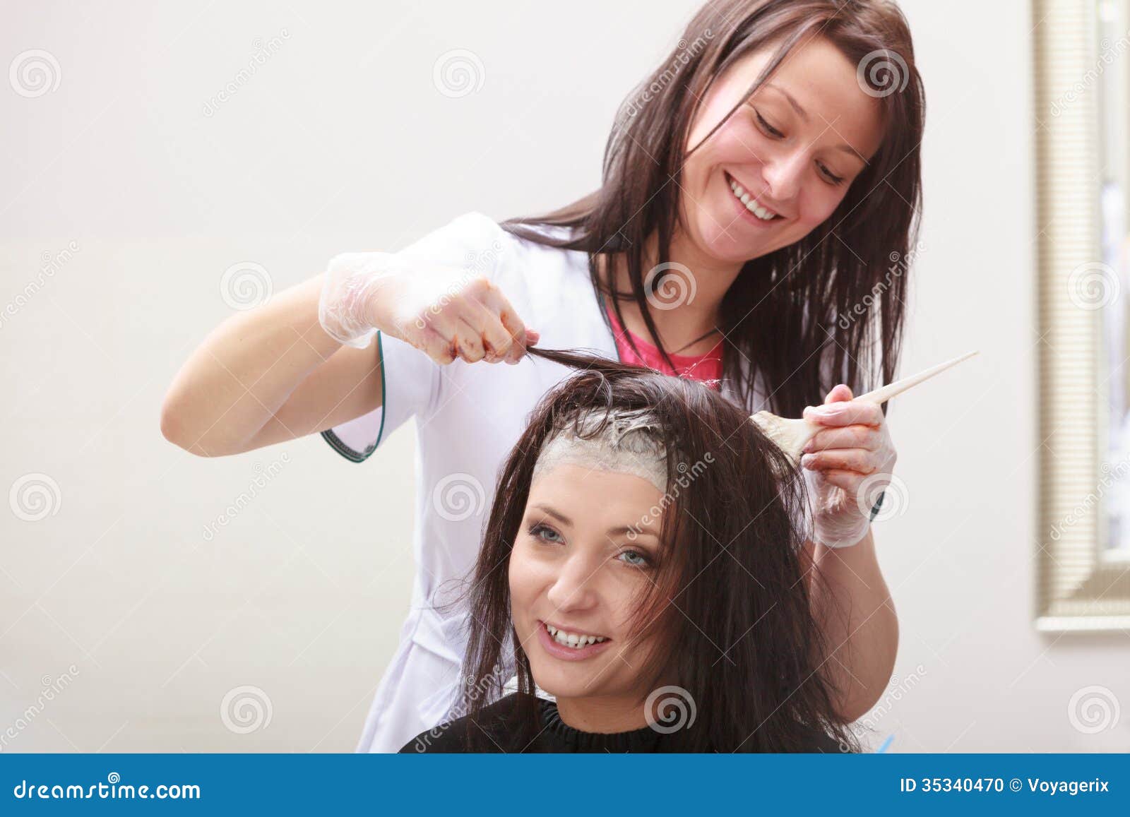Салон красоты парикмахерских услуг. Волосы женщины умирая. Стиль причёсок. Стоковое Фото - изображение насчитывающей прикладывают, внимательность: 35340470