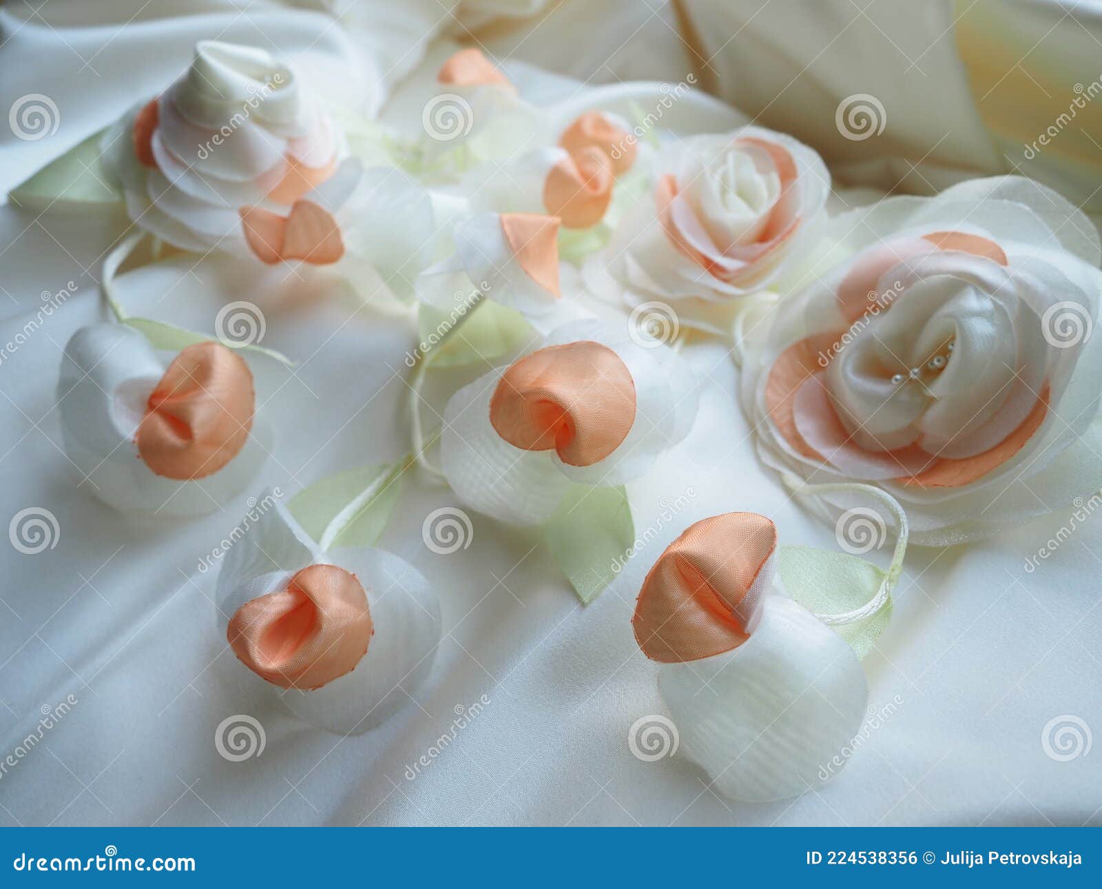 свадебные цветы из ткани для украшения невесты свадебное платье. Vintageстиль размытое туманное изображение Стоковое Фото - изображениенасчитывающей украшения, лук: 224538356