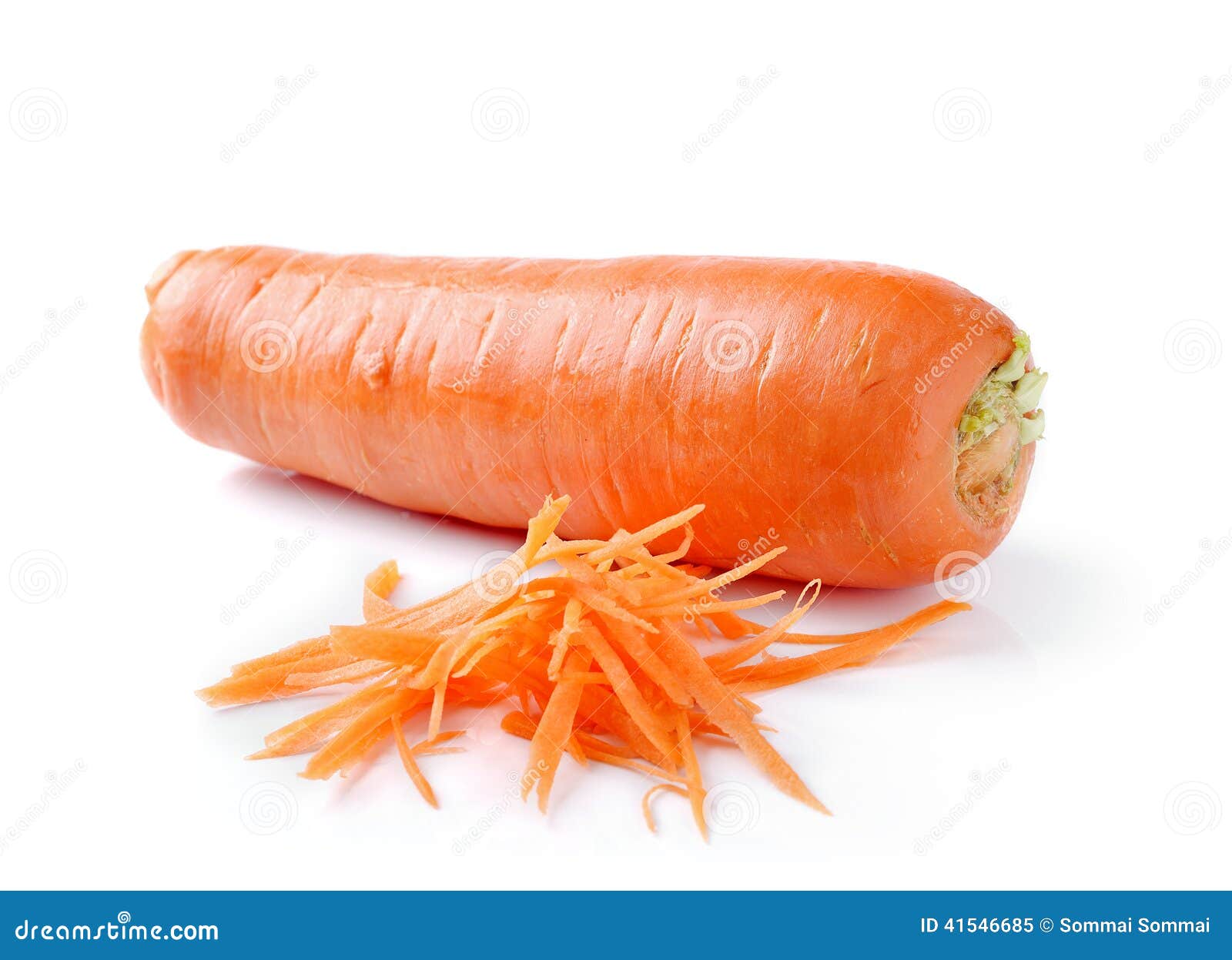 Морковь на белом фоне