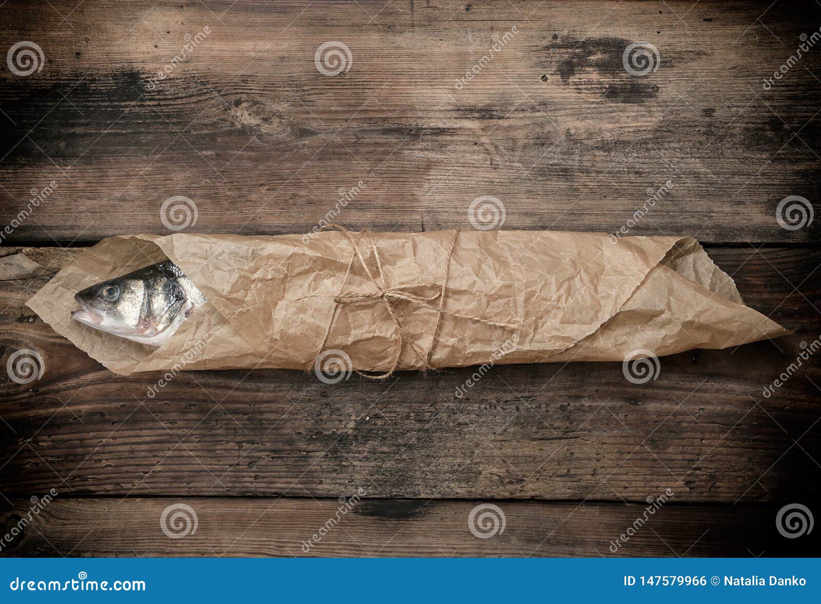 Тут рыбу заворачивали. Упакованная рыба в бумаге. Рыба завернутая в белую бумагу. Упаковать рыбу в крафт бумагу.