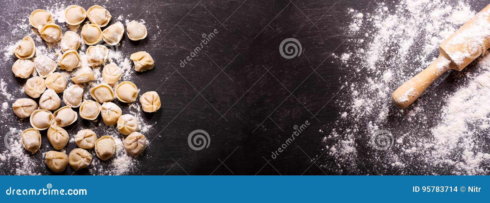 Пельмени домашние на доске
