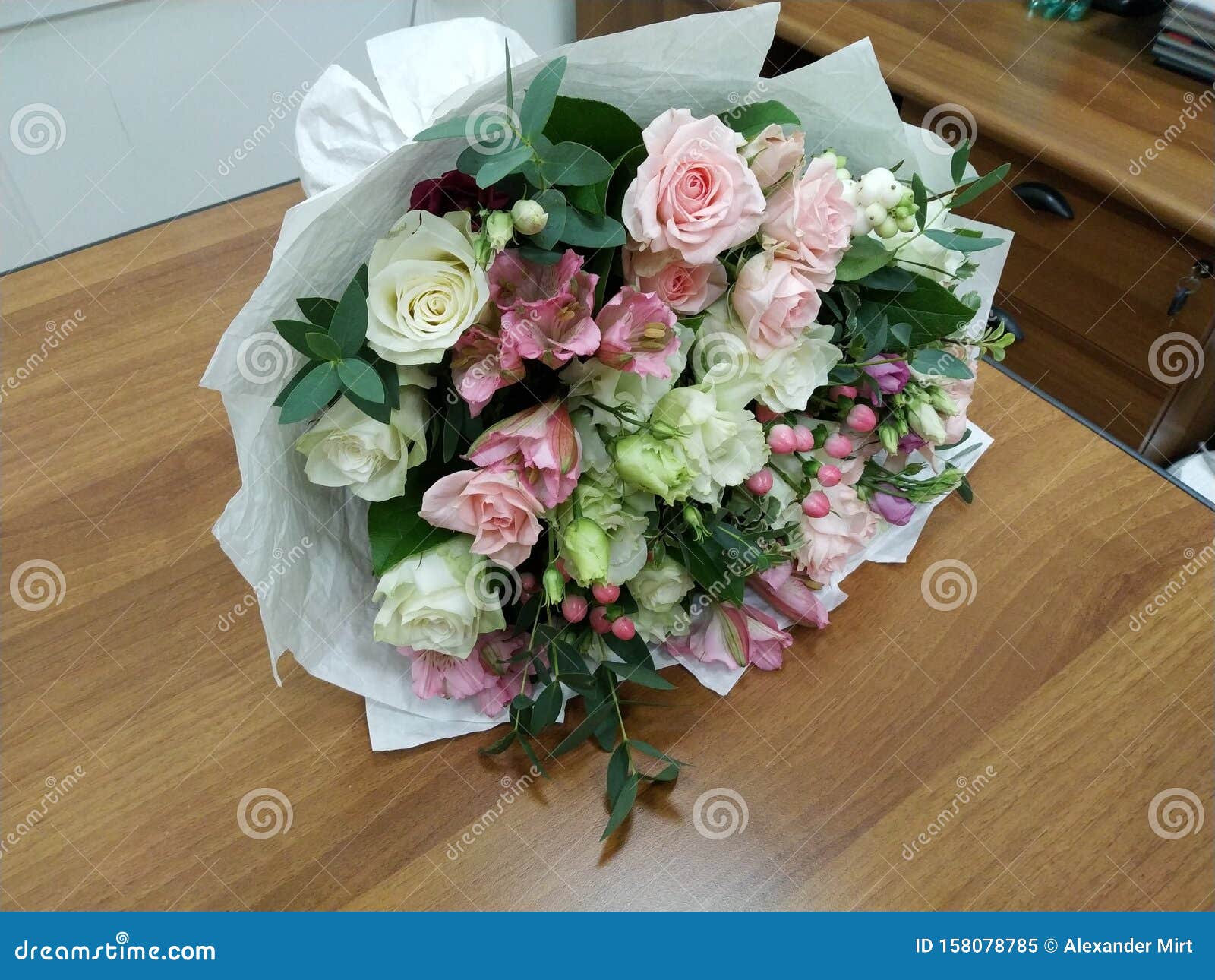 Свежий букет Розы, лежащий на столе Стоковое Изображение - изображениенасчитывающей цветок, цвет: 158078785