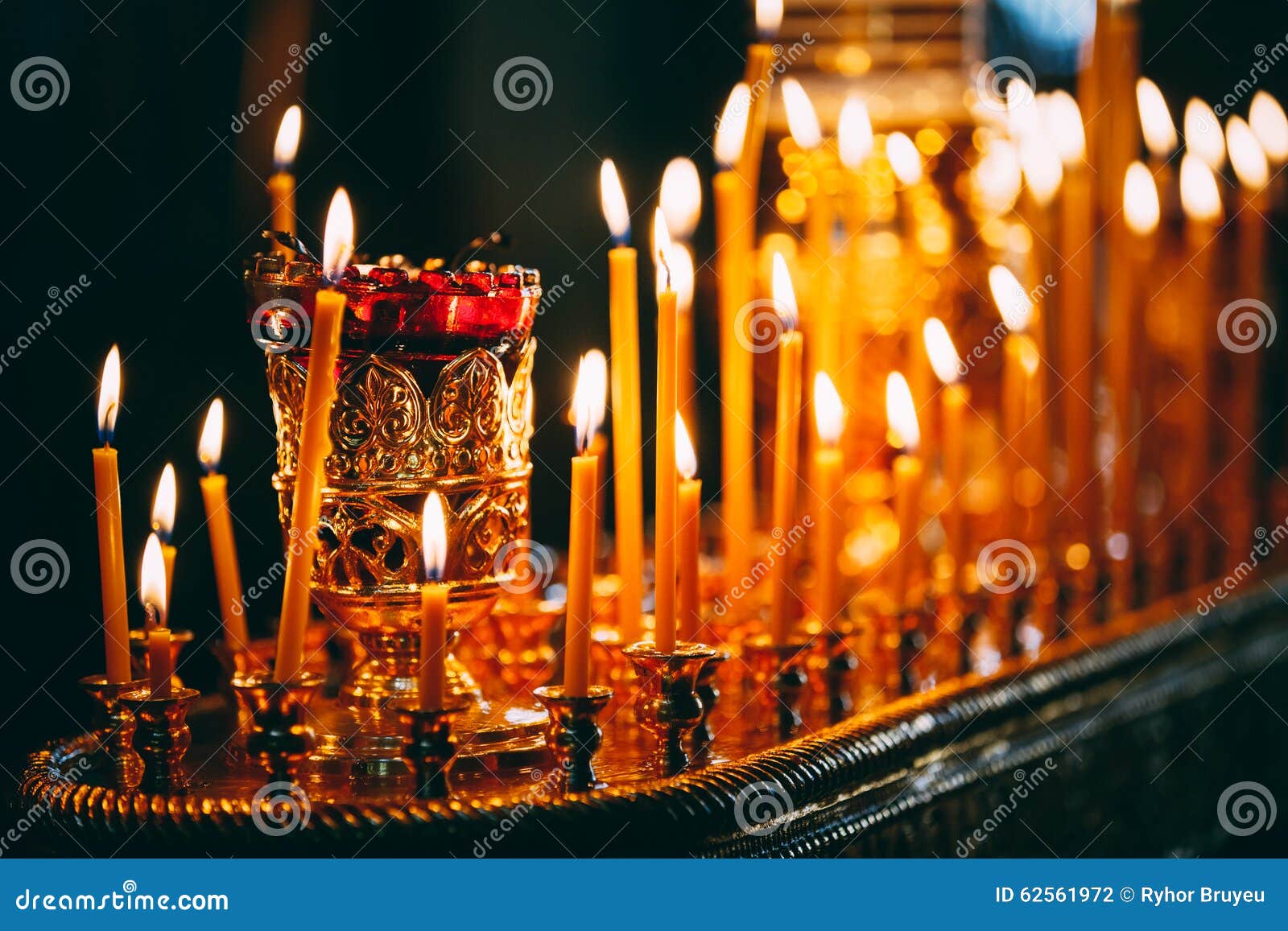 Свечи погасли в церкви. Свечи в церкви. Фон свечи в храме. Рождество свечи Церковь. Свечи горят в церкви.